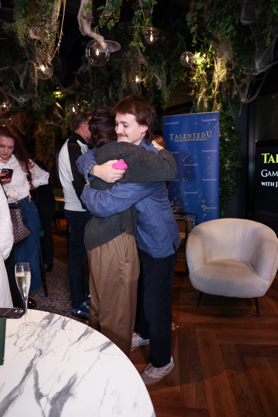 Зірка "Гри Престолів" у вишиванці сказав, що мріє зіграти Івасюка чи Сковороду (фото)