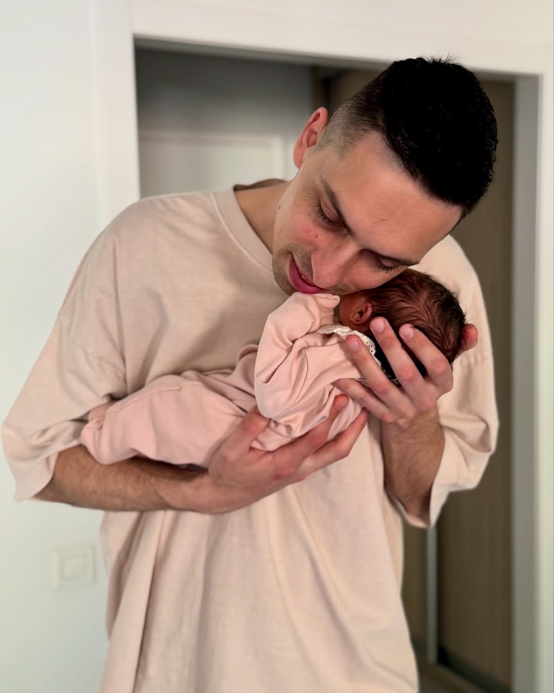 Известный украинский ведущий в третий раз стал отцом: первые фото и имя новорожденной дочери