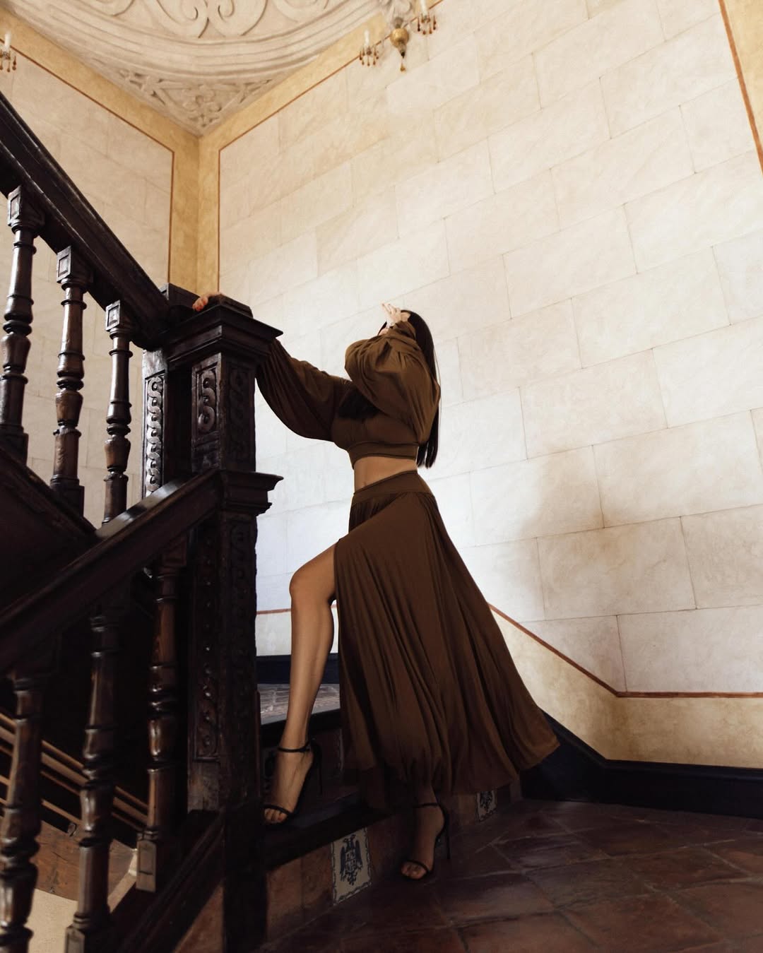 Дружина Усика вразила елегантним образом у максіспідниці та на підборах: стильні фото