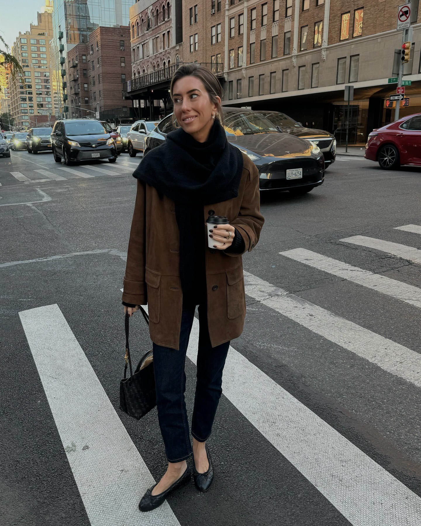 Как носить джинсы скинни в 2025 году: модные блогеры показали тренды