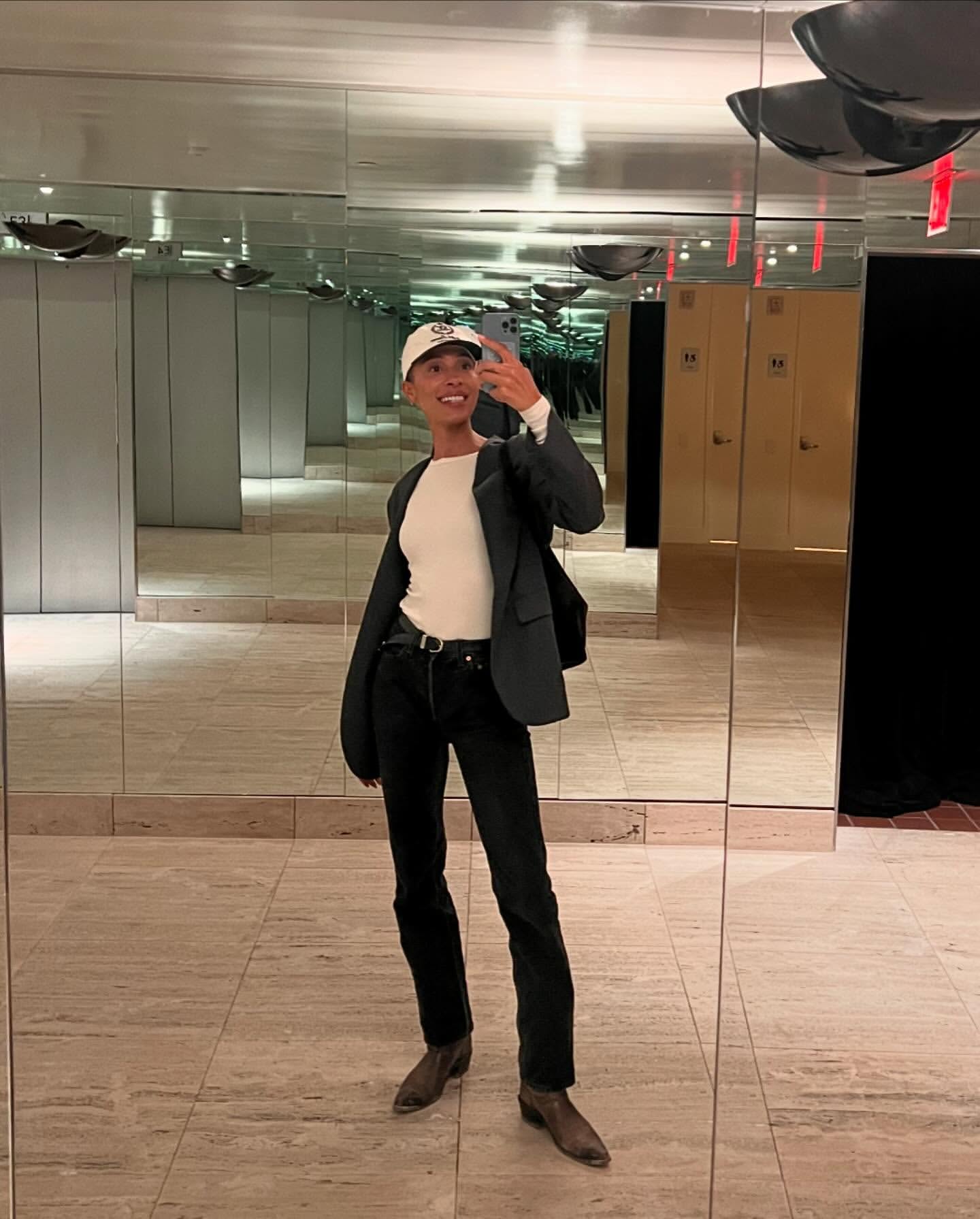 Как носить джинсы скинни в 2025 году: модные блогеры показали тренды