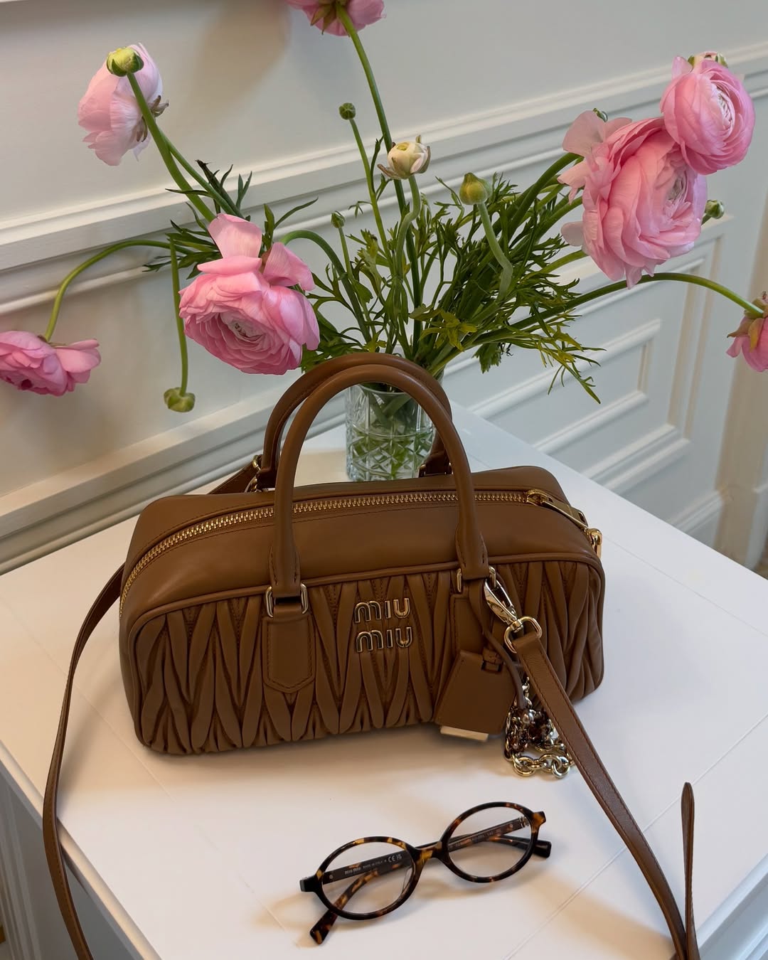 З сумкою за 130 тисяч і в трендових лоферах. Колишня Тищенка показала яскравий "лук" на весну