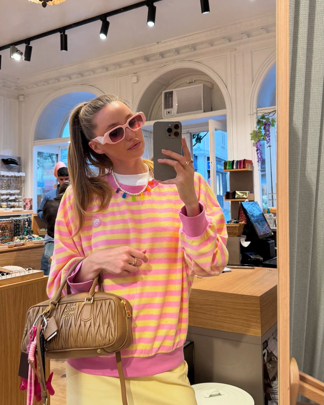 З сумкою за 130 тисяч і в трендових лоферах. Колишня Тищенка показала яскравий "лук" на весну