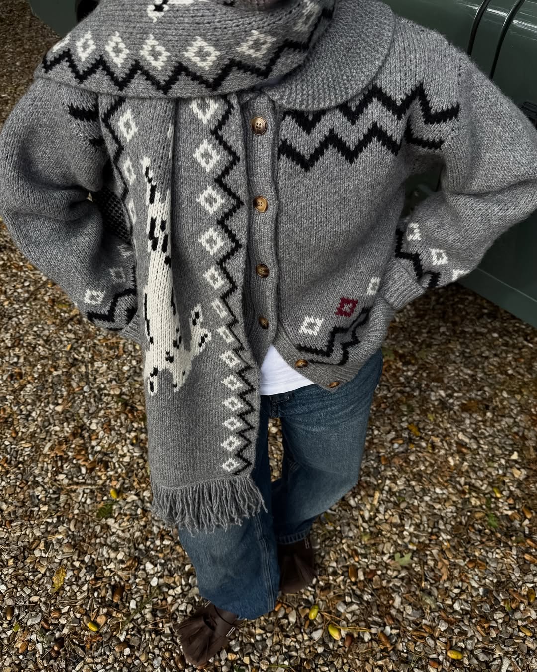 Наймодніший кардиган зими 2025: тренд із шарфом, що підкорив fashion-світ