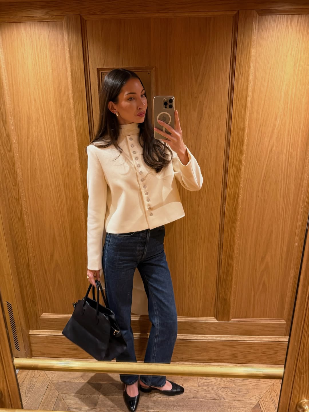 Эти джинсы уже не носят: чем их заменить весной 2026