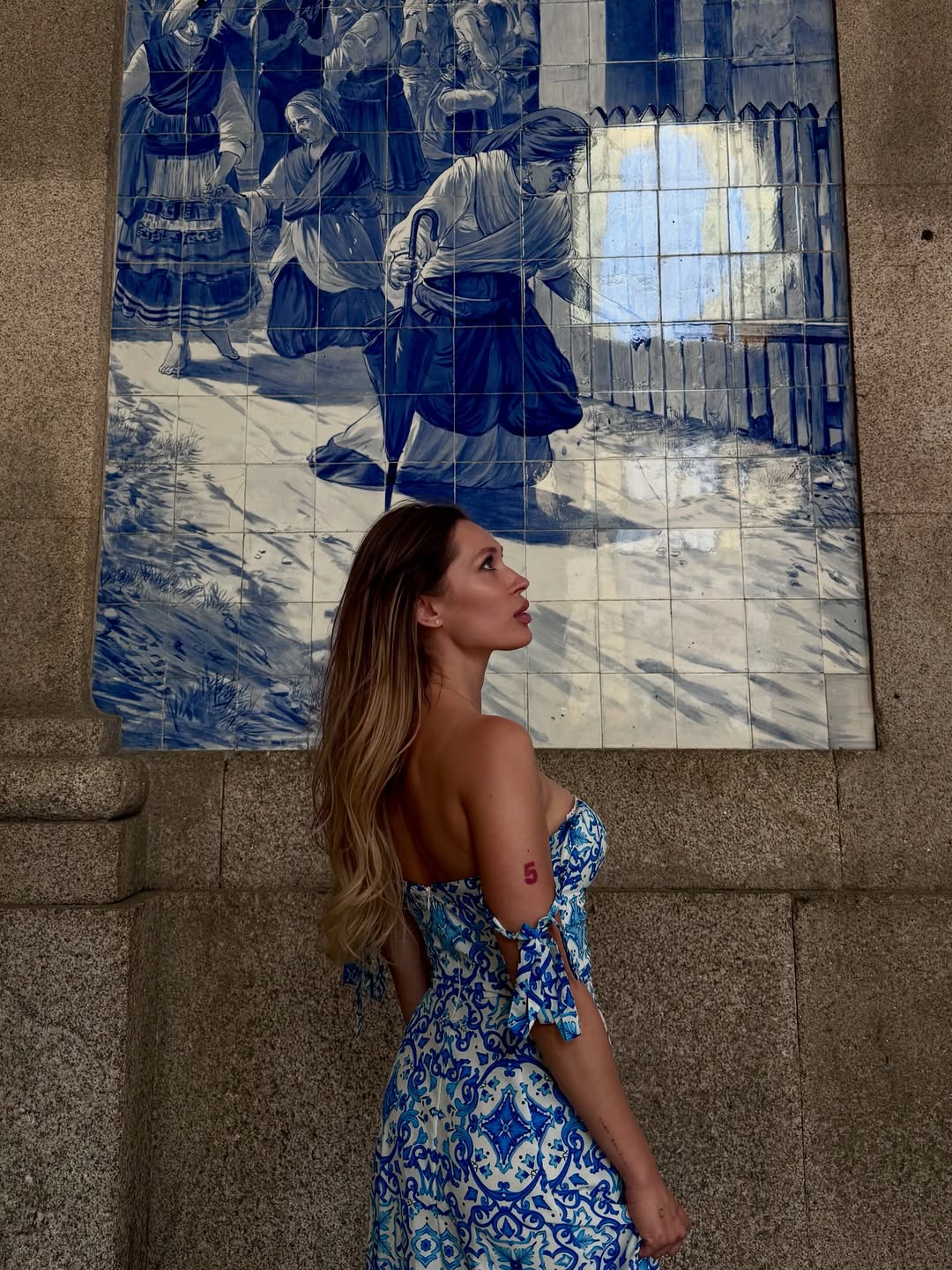 Як стильно носити сукні влітку 2025: ідеї образів від акторки Світлицької