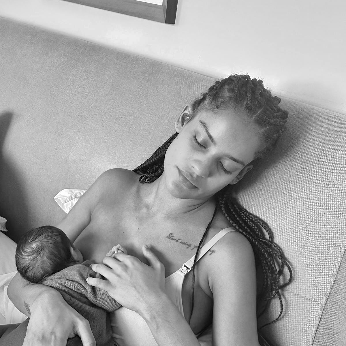 Кохана Венсана Касселя показала фігуру в бікіні через місяць після пологів