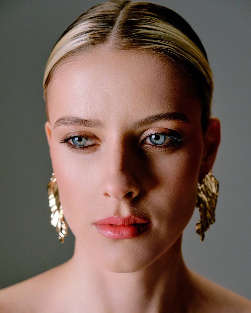 Як з обкладинки глянцю. Магучіх здивувала стильною фотосесією в незвичному фешн-образі