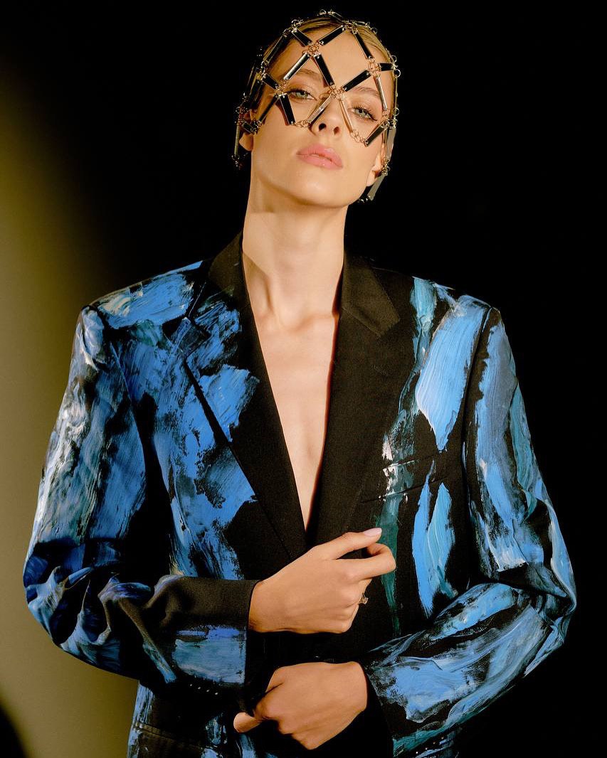 Як з обкладинки глянцю. Магучіх здивувала стильною фотосесією в незвичному фешн-образі