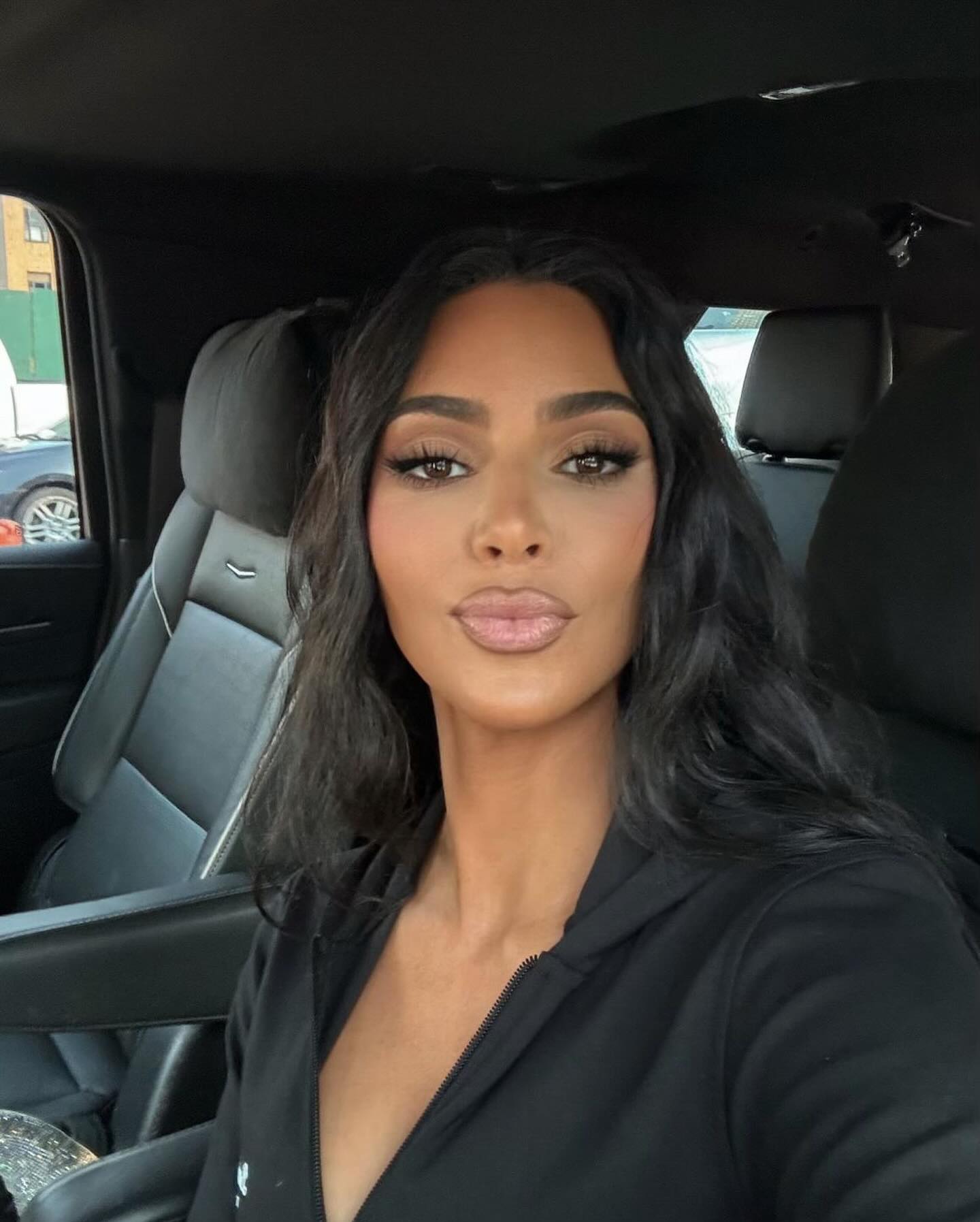 Як повторити трендовий макіяж Кім Кардашьян: блогерка поділилася лайфхаками (відео)