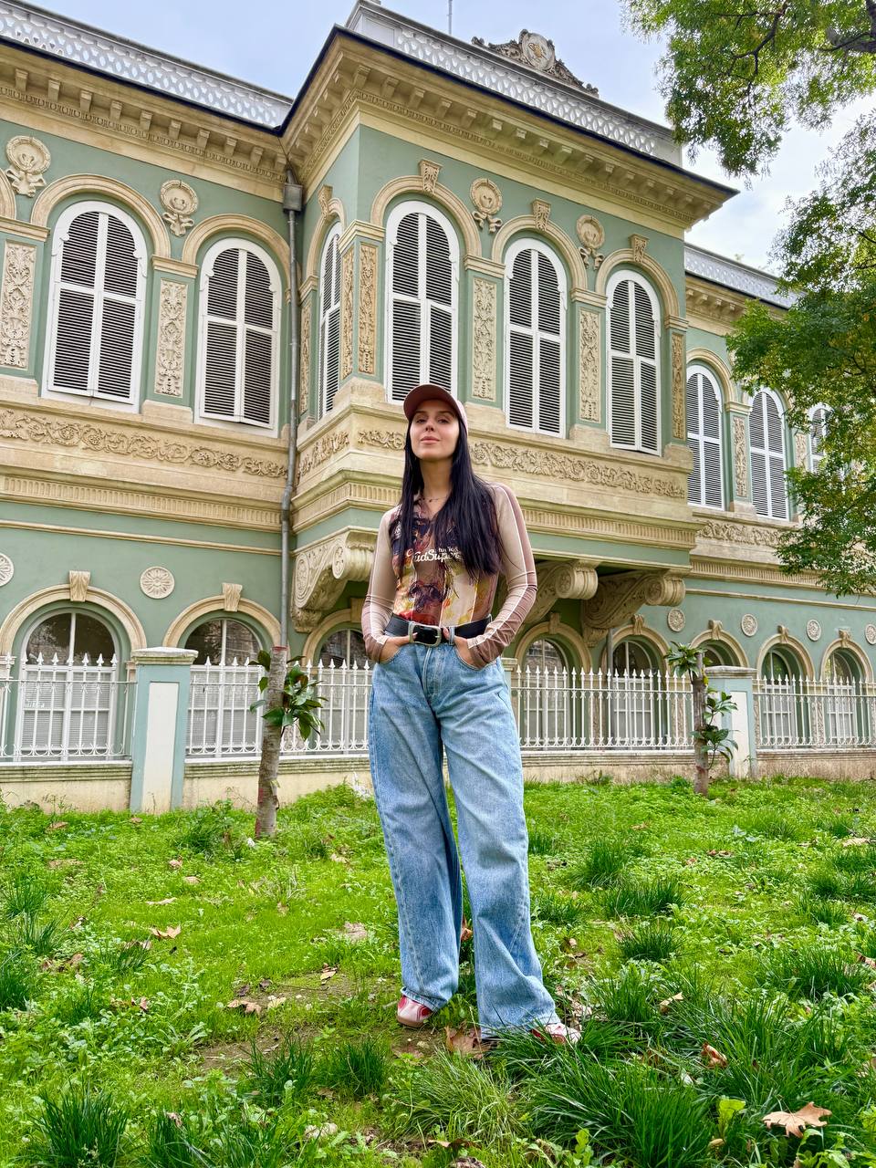 Як носити широкі джинси восени: Джамала показала два стильні "луки"