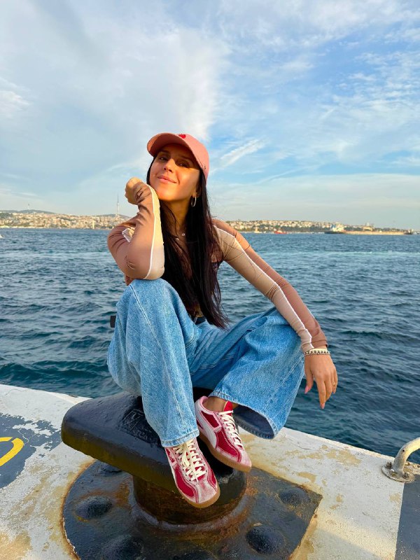 Як носити широкі джинси восени: Джамала показала два стильні "луки"