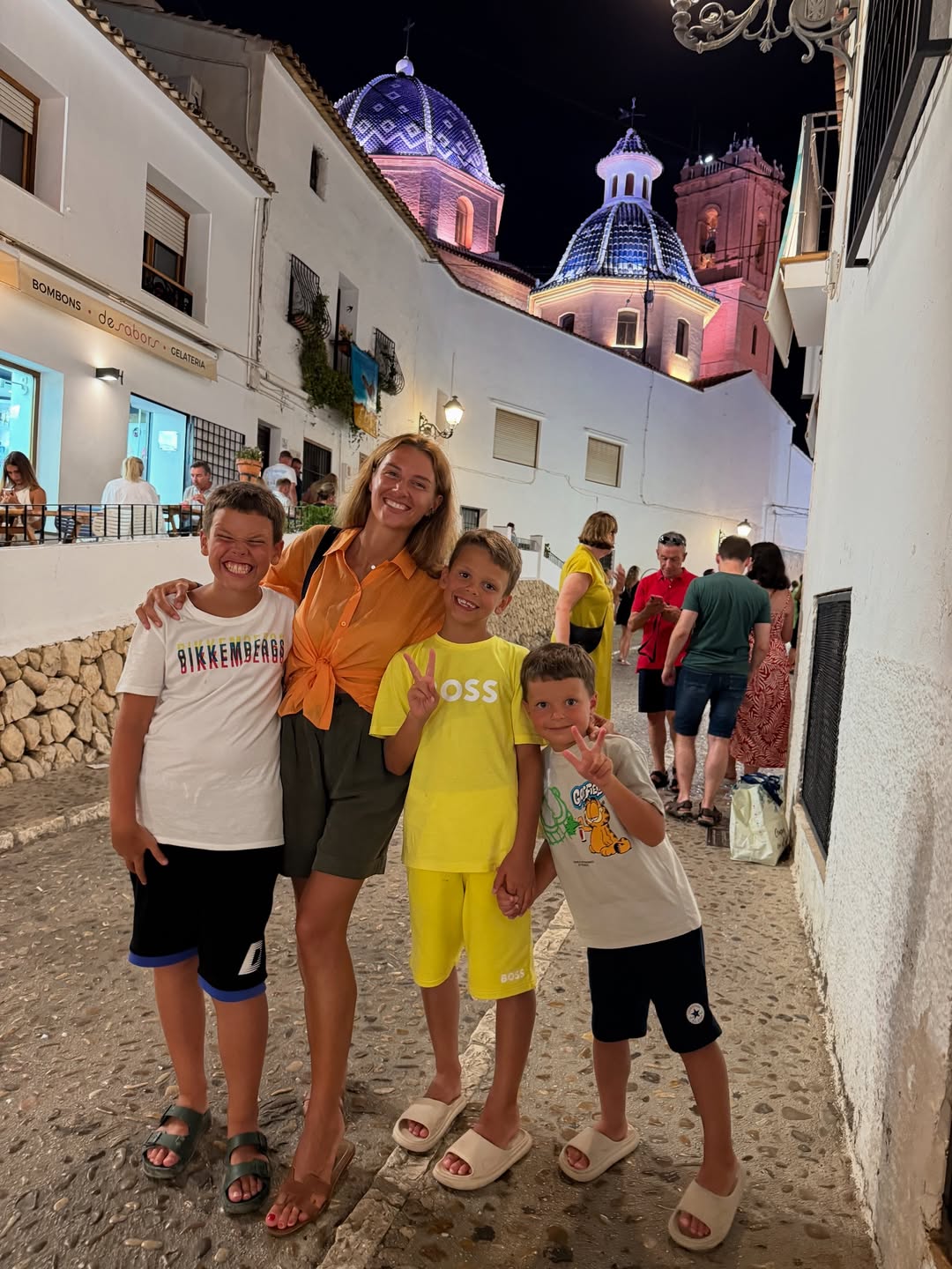 Модний лайфхак від дружини Решетніка: з чим носити довгі шорти