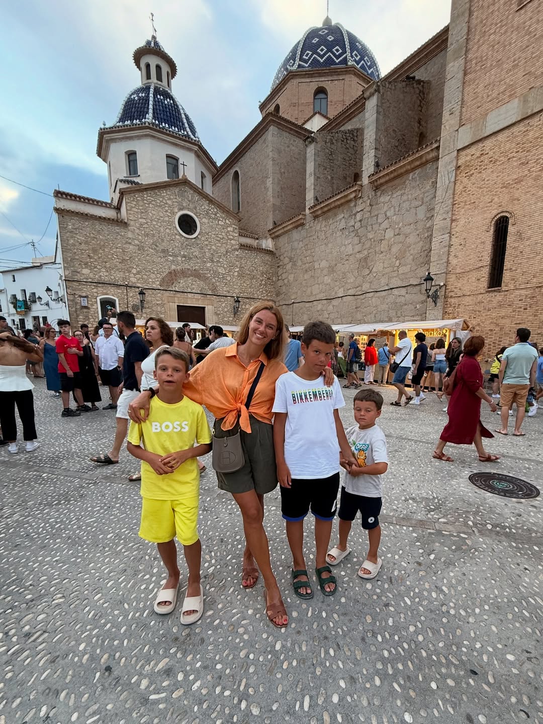 Модний лайфхак від дружини Решетніка: з чим носити довгі шорти