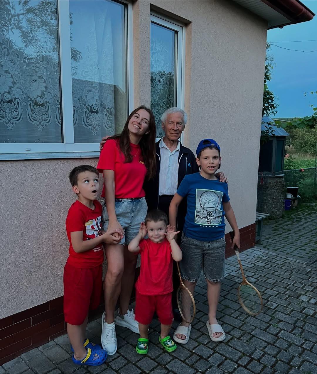 Дружина Решетніка замилувала архівними фото з дітьми та своїм дідусем, якому виповнився 91 рік