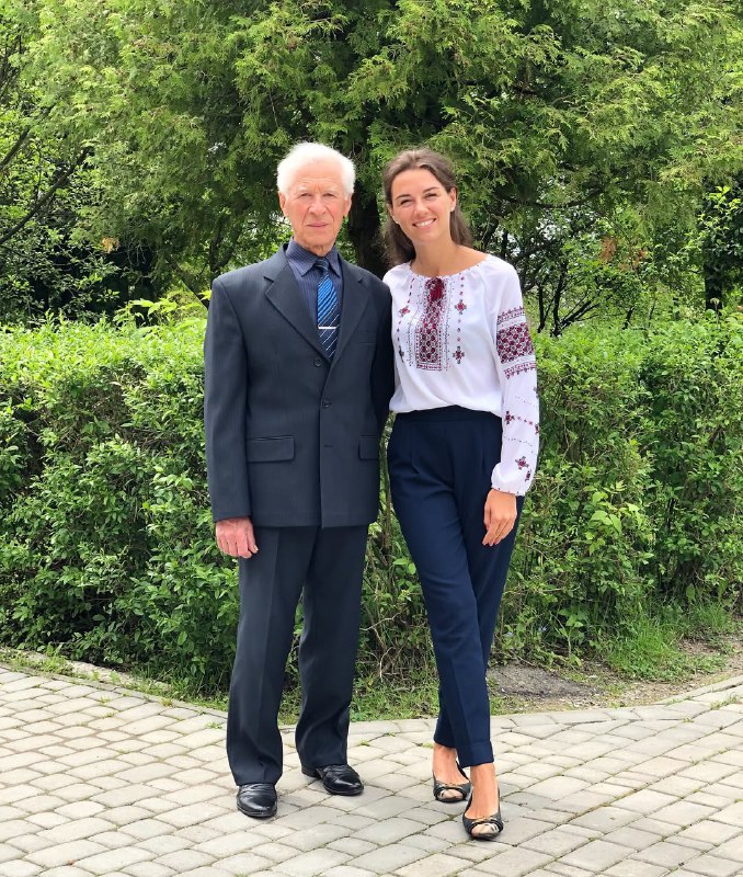 Дружина Решетніка замилувала архівними фото з дітьми та своїм дідусем, якому виповнився 91 рік