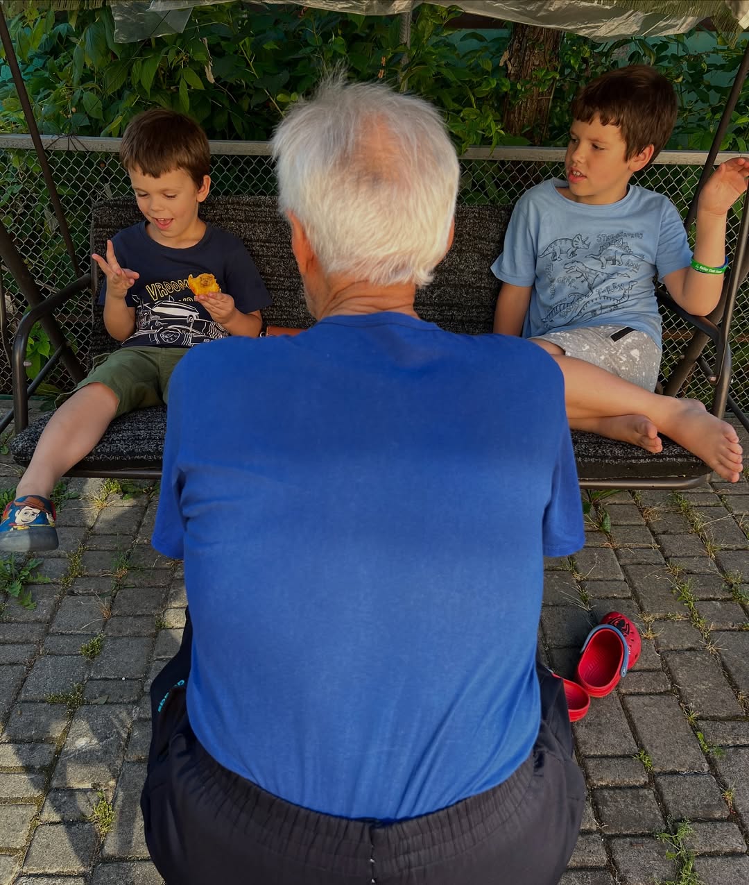 Дружина Решетніка замилувала архівними фото з дітьми та своїм дідусем, якому виповнився 91 рік