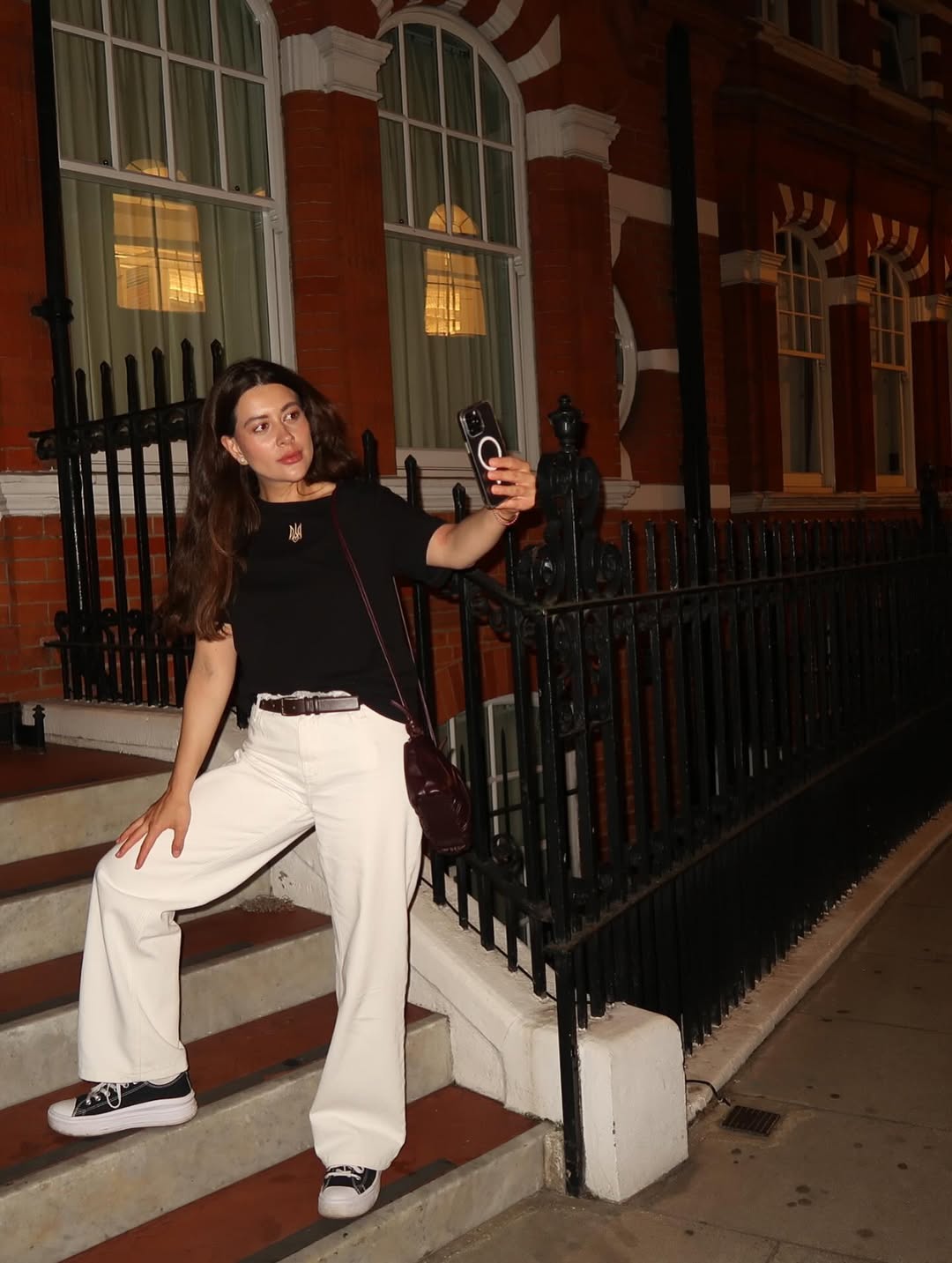 Цей колір джинсів - головний хіт літа 2025: з чим їх носить Раміна