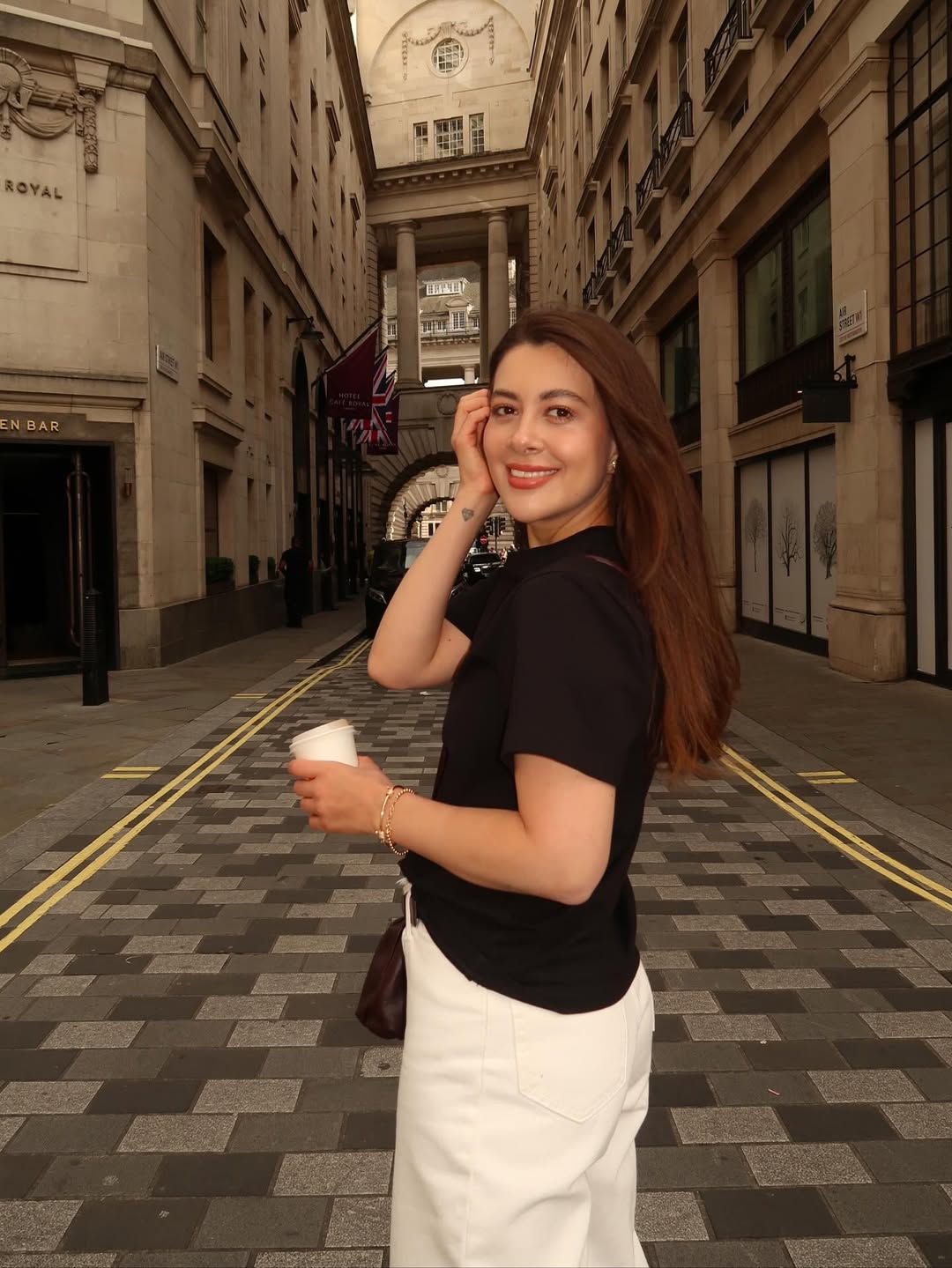 Цей колір джинсів - головний хіт літа 2025: з чим їх носить Раміна