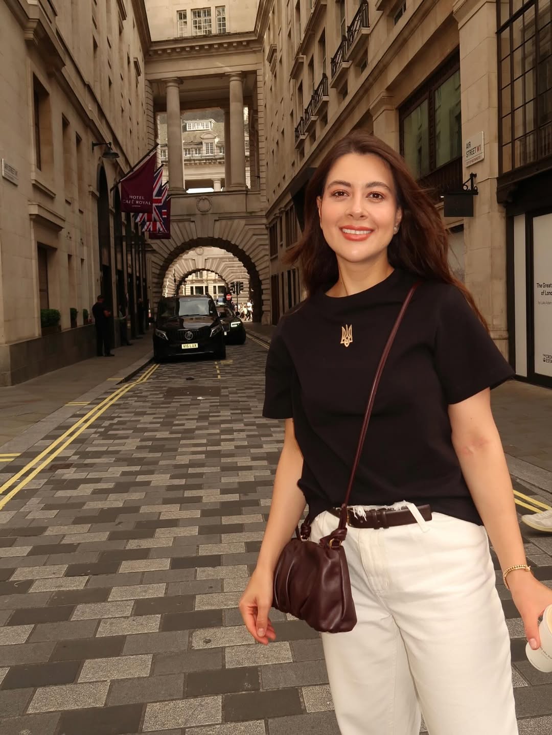 Цей колір джинсів - головний хіт літа 2025: з чим їх носить Раміна