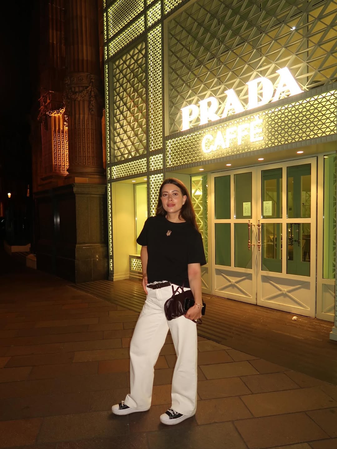 Цей колір джинсів - головний хіт літа 2025: з чим їх носить Раміна