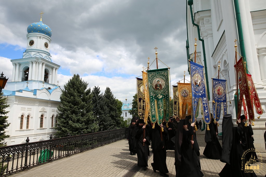 Крестный ход и молитвы "за всех нас грешных": каким было последнее богослужение в Святогорской лавре