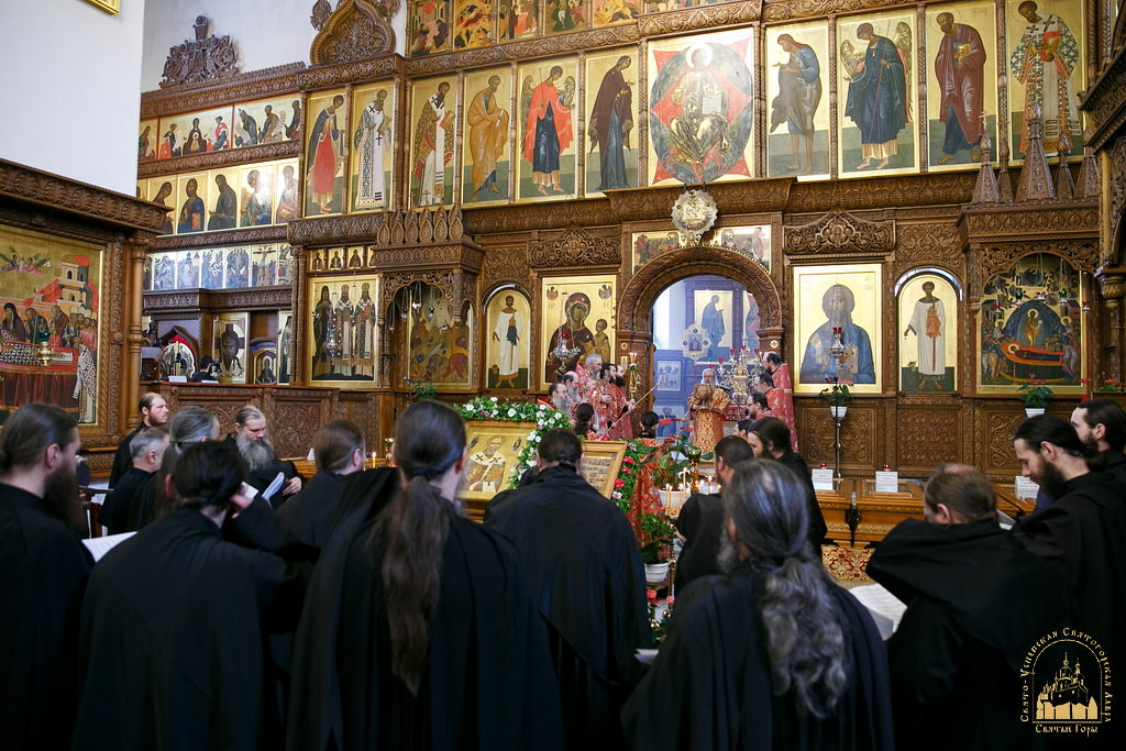 Крестный ход и молитвы "за всех нас грешных": каким было последнее богослужение в Святогорской лавре