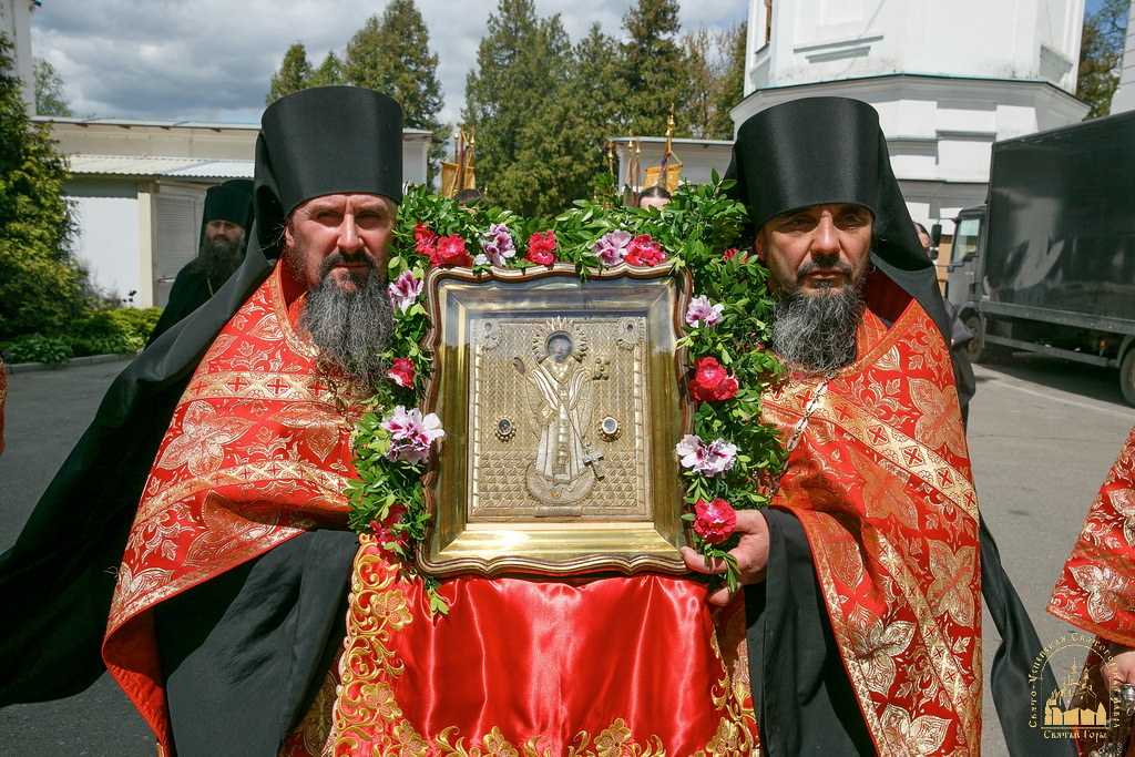 Крестный ход и молитвы "за всех нас грешных": каким было последнее богослужение в Святогорской лавре