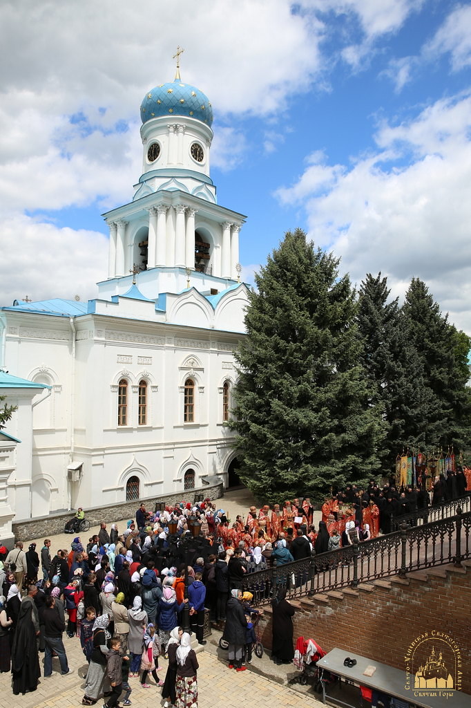 Крестный ход и молитвы "за всех нас грешных": каким было последнее богослужение в Святогорской лавре