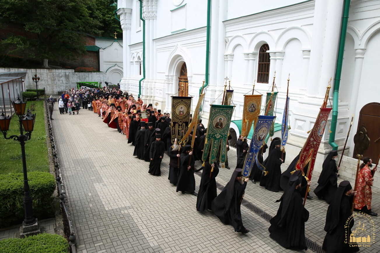 Крестный ход и молитвы "за всех нас грешных": каким было последнее богослужение в Святогорской лавре