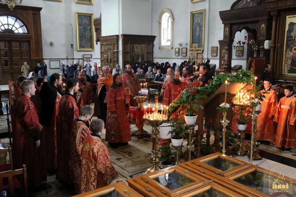 Крестный ход и молитвы "за всех нас грешных": каким было последнее богослужение в Святогорской лавре