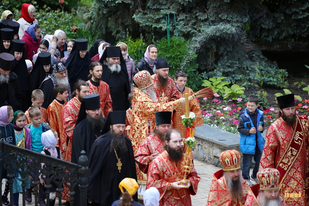 Крестный ход и молитвы "за всех нас грешных": каким было последнее богослужение в Святогорской лавре