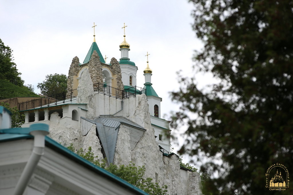 Крестный ход и молитвы "за всех нас грешных": каким было последнее богослужение в Святогорской лавре