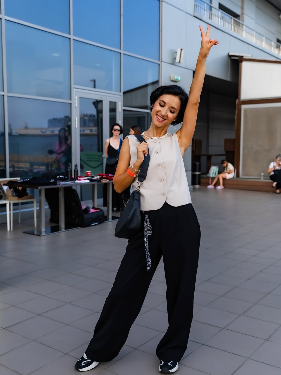 Як носити костюмний жилет у 2025 році: стильні образи від Завальської та Федишин