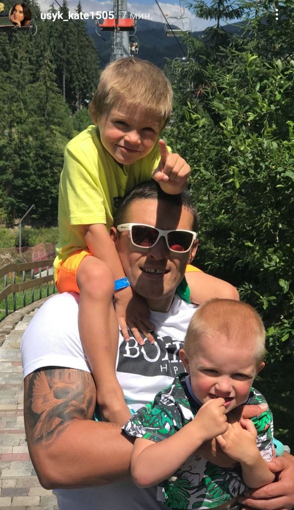 Дружина Усика показала боксера з дітьми: щемливі сімейні фото