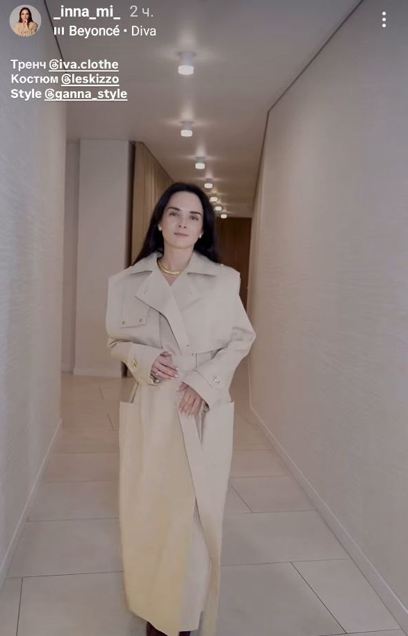 Самый модный плащ на прохладную весну: как его носят Инна Мирошниченко и жена Виктора Павлика