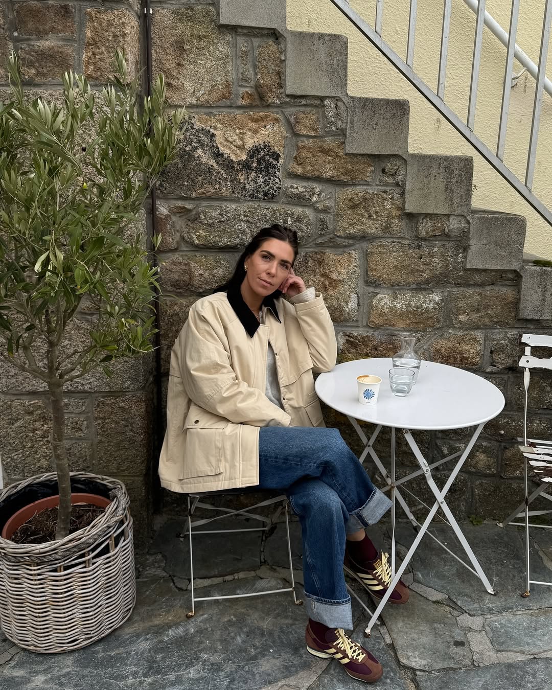 Цей фасон джинсів - головний хіт весни 2025: з чим їх носити, щоб виглядати стильно