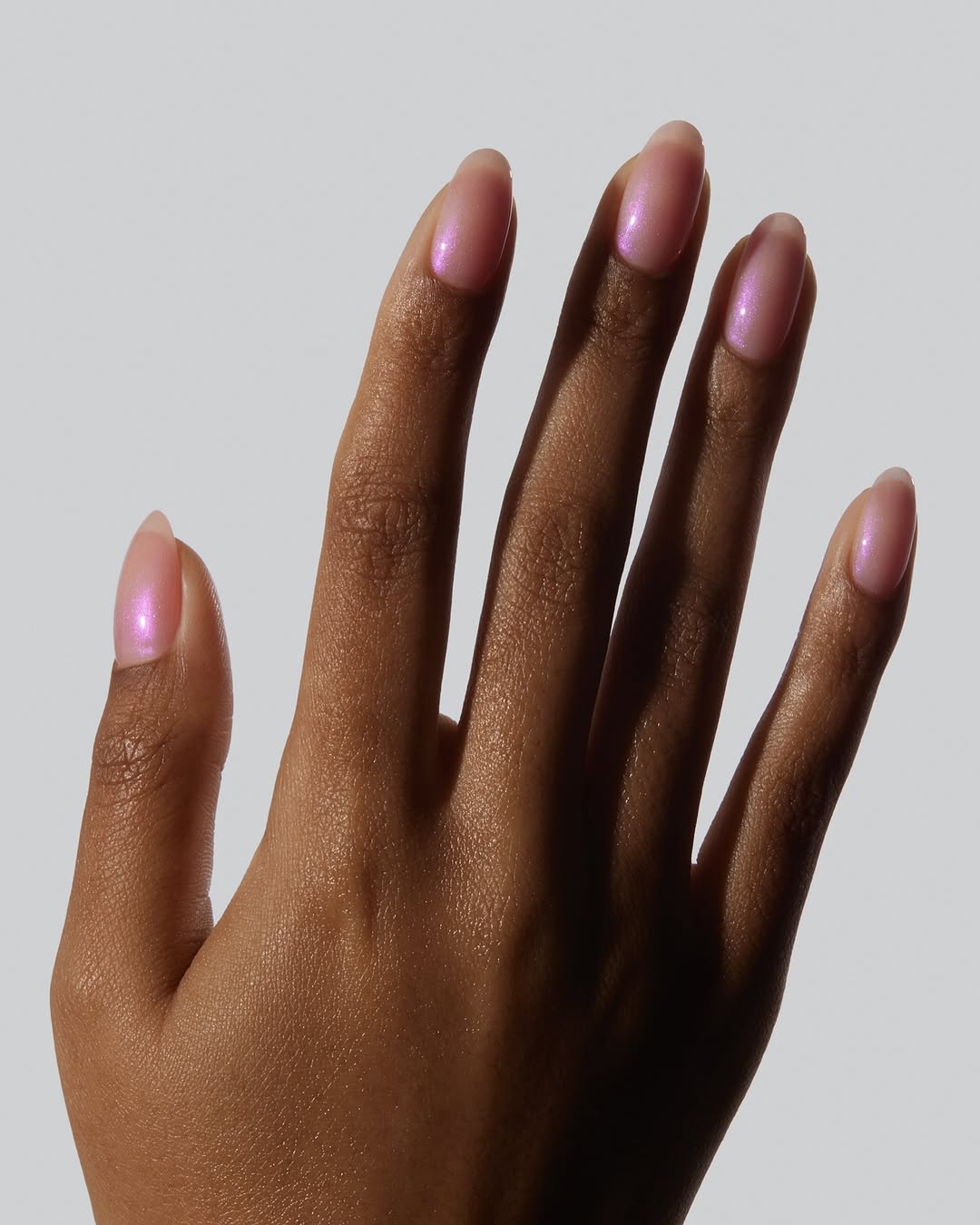 Грошовий манікюр на серпень: цей колір притягне багатство, ніби магніт