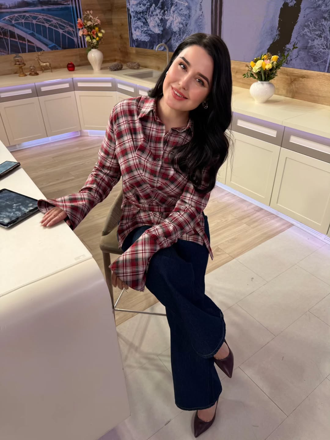 Темний денім і клітинка: Людмила Барбір задала модний тренд на весну