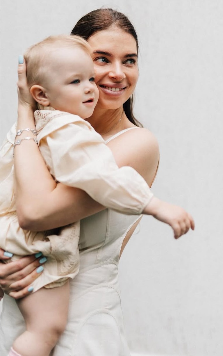 Дружина Усика замилувала сімейними фото в День захисту дітей