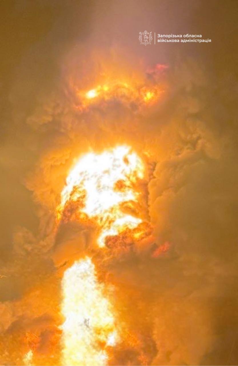 Росія вдарила по Запоріжжю: у місті масштабна пожежа, без світла понад 10 тисяч людей