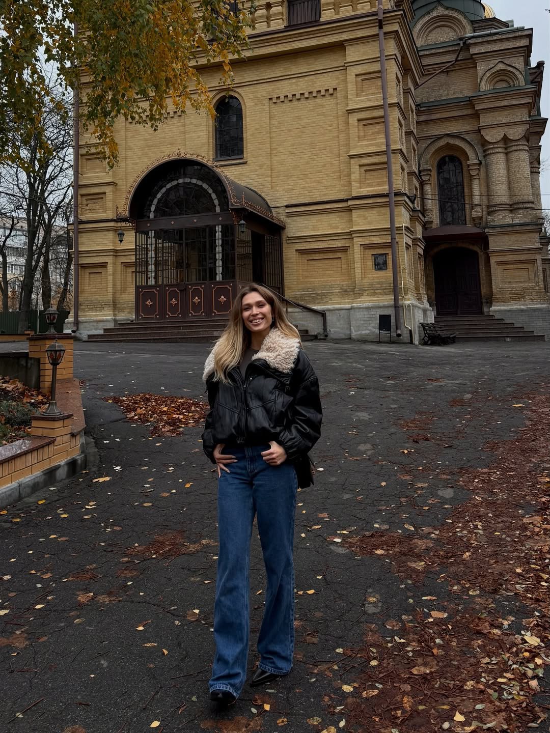 Як виглядає наймодніша куртка на холодну осінь: приклад від актриси Світлицької