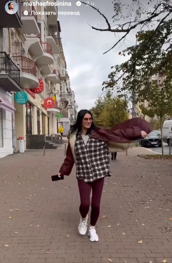 У наймоднішому кольорі сезону: Маша Єфросиніна продемонструвала стильний лук зі стьобаним пальтом