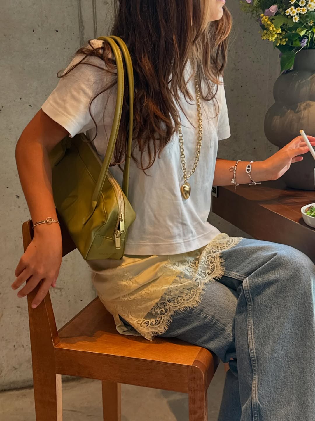 Як носити джинси по-новому: стильний трюк із мереживом, який підкорив модниць