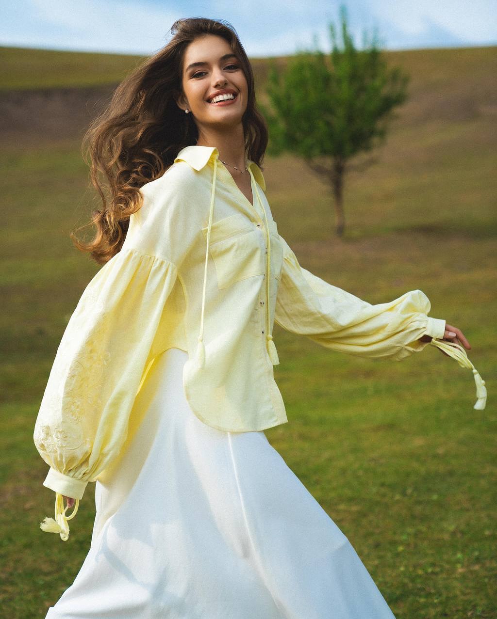 Ковбойські чоботи і сорочка відтінку Butter Yellow: стильний образ від колишньої Комарова