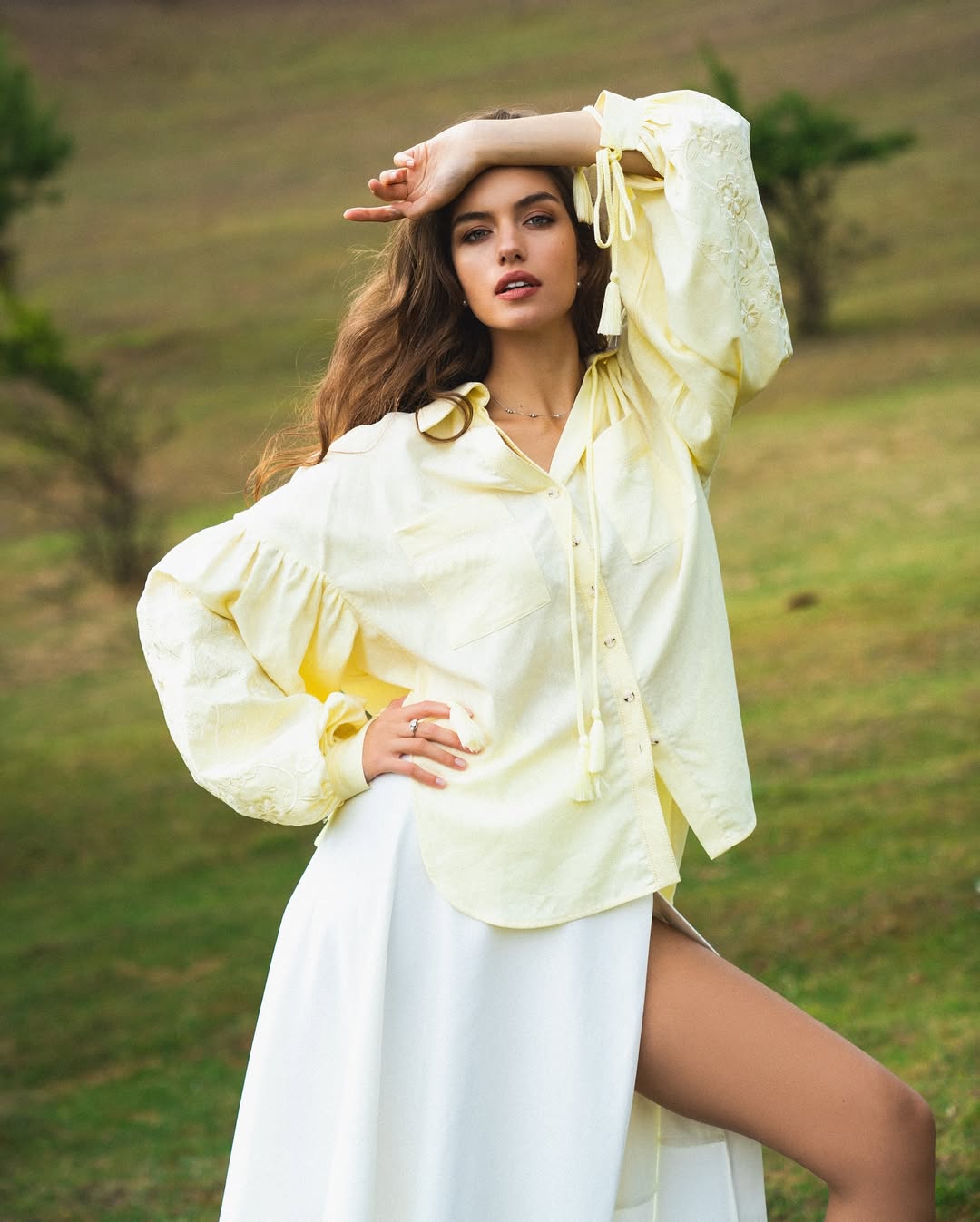 Ковбойські чоботи і сорочка відтінку Butter Yellow: стильний образ від колишньої Комарова