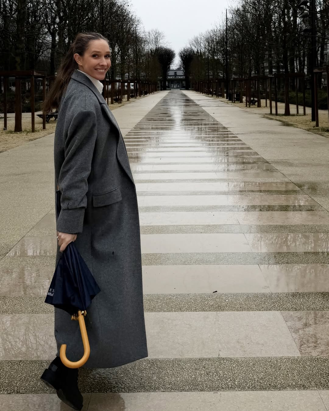 Як носити сіре пальто навесні 2026 і не виглядати нудно: урок від Осадчої