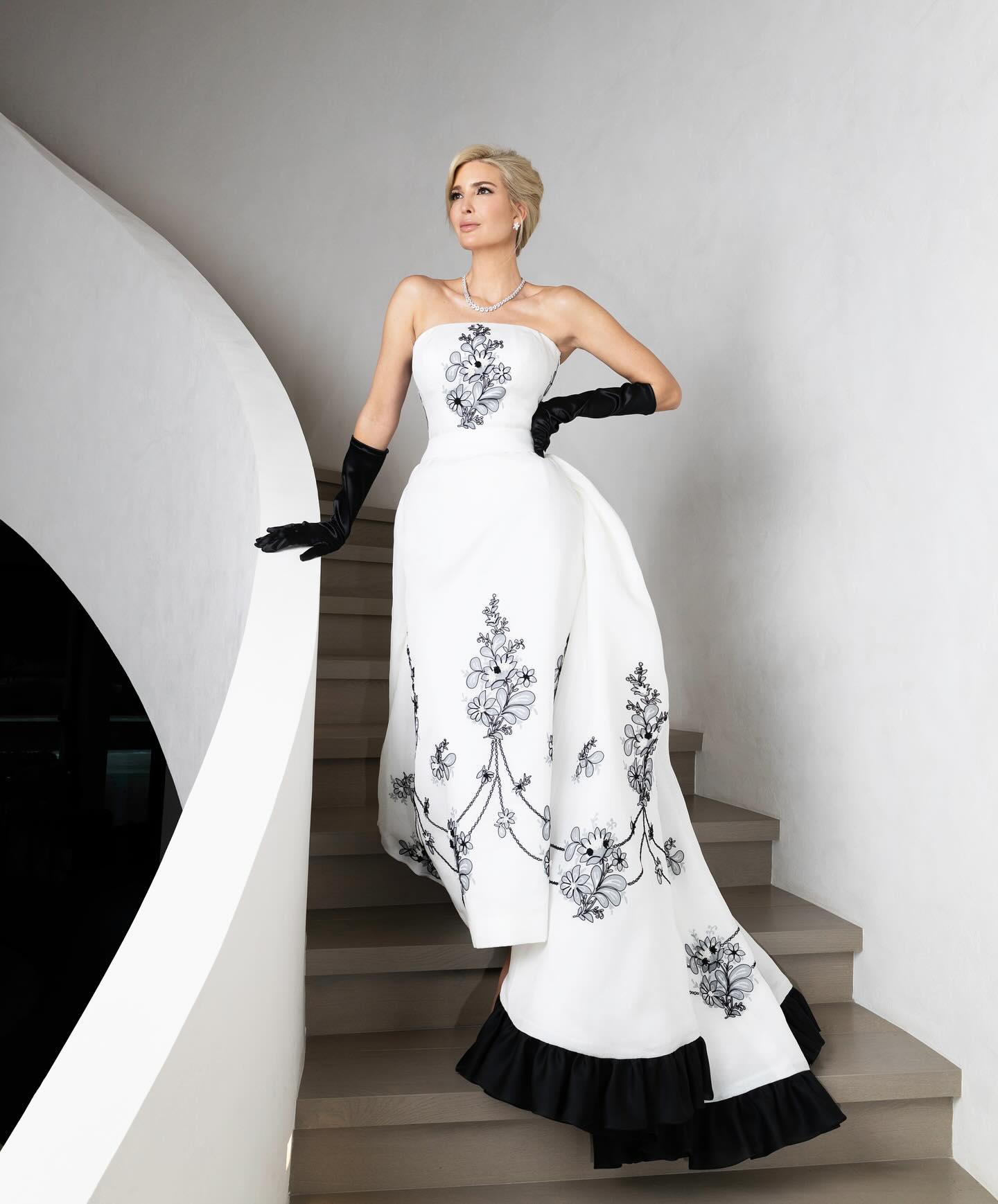 Стиль ретро і чорно-біла естетика: розкішні образи Іванки Трамп на інавгурації батька