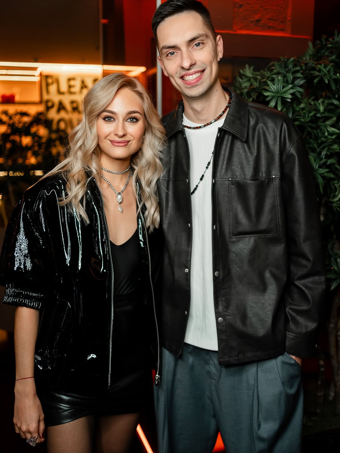 Лакована шкіра, міні та масивні прикраси: Цимбалару показала ефектний вечірній образ