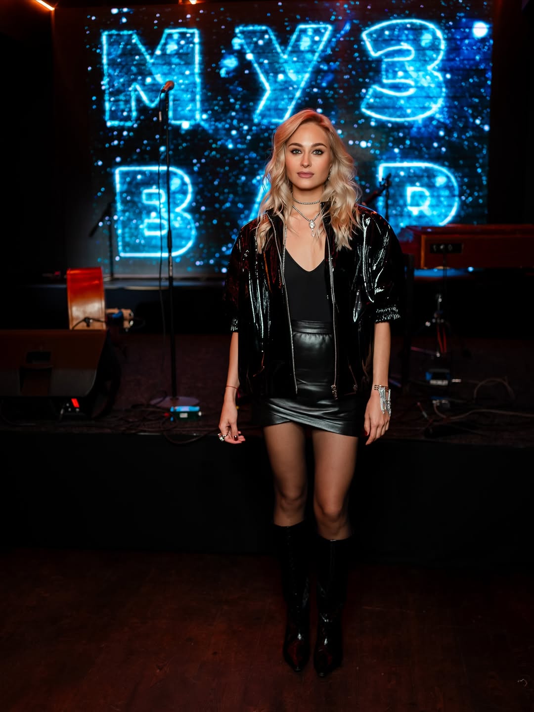 Лакована шкіра, міні та масивні прикраси: Цимбалару показала ефектний вечірній образ